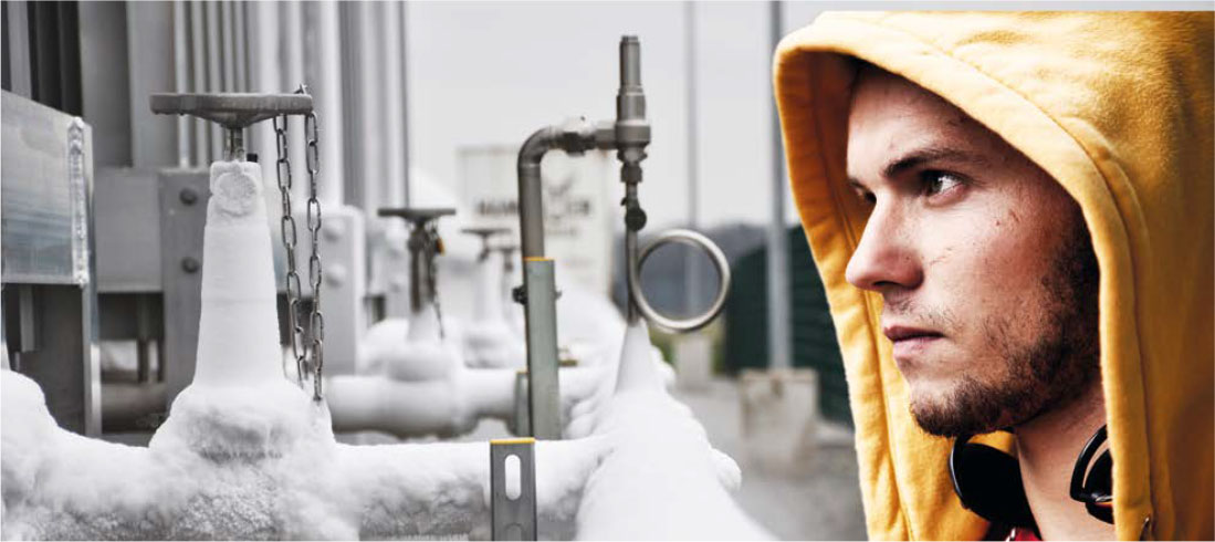 Theisen-Mitarbeiter mit Kälteschutz